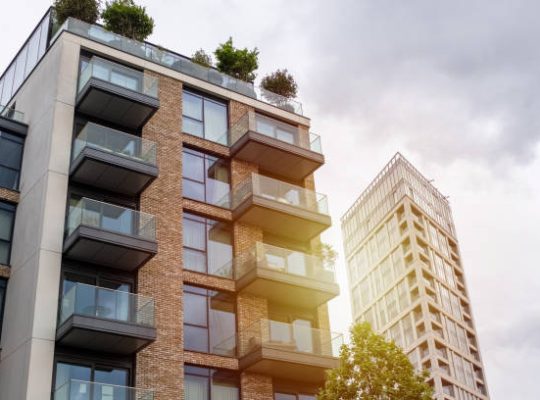 Depuis plusieurs décennies, l’immobilier reste un placement stable. En effet, il résiste souvent aux crises. De plus, les biens immobiliers