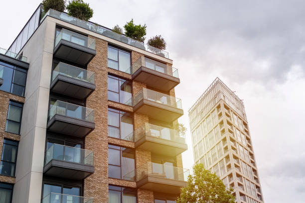 Depuis plusieurs décennies, l’immobilier reste un placement stable. En effet, il résiste souvent aux crises. De plus, les biens immobiliers