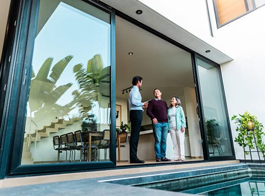 D’un côté, l’immobilier rassure grâce à sa dimension tangible. En effet, il permet une appropriation physique. Ainsi, beaucoup
