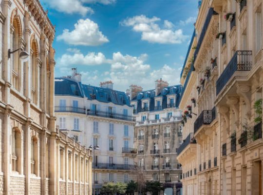 Le choix entre l’achat de sa résidence principale et l’investissement locatif est stratégique. En effet, cette décision influence profondément