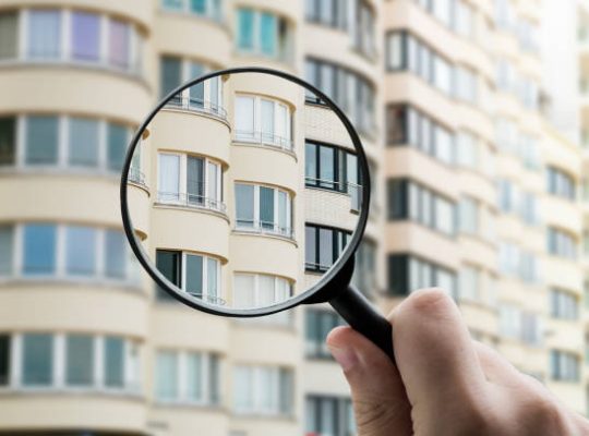 Avant toute décision, il faut bien comprendre les spécificités de chaque régime. Le régime micro-foncier est réservé aux propriétaires