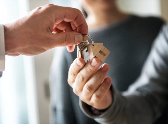 L’immobilier locatif séduit de nombreux investisseurs. En effet, il offre des revenus réguliers. Ainsi, il s’agit d’un placement tangible.