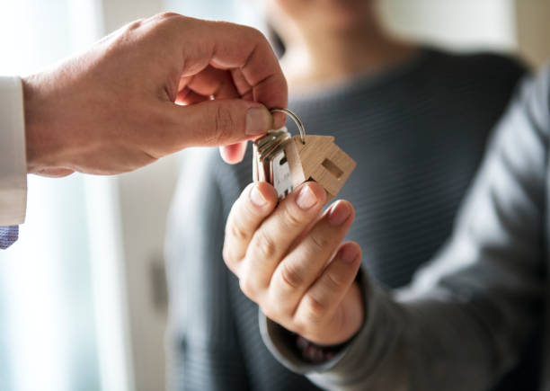 L’immobilier locatif séduit de nombreux investisseurs. En effet, il offre des revenus réguliers. Ainsi, il s’agit d’un placement tangible.