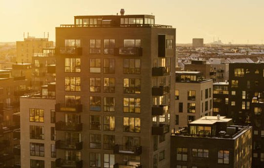 La vente immobilière est souvent synonyme de bénéfices pour le vendeur. Cependant, elle s’accompagne aussi de diverses taxes.