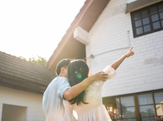 La donation immobilière consiste à transmettre un bien de son vivant. Ainsi, elle permet de préparer sa succession de manière