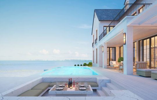 Vendre sa résidence principale en urgence soulève de nombreuses questions. Surtout en matière de fiscalité immobilière. En effet,