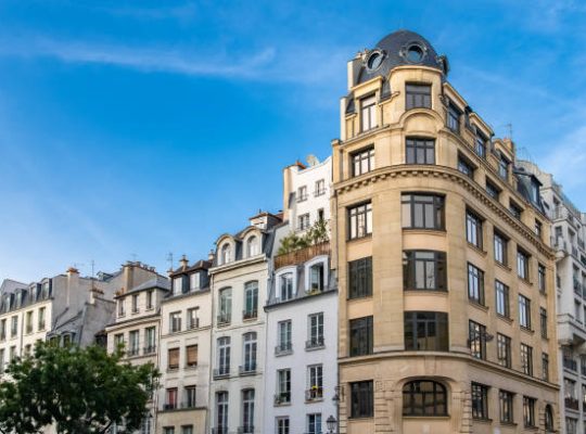 Louer un logement meublé à des fins touristiques impose des obligations. En effet, le propriétaire doit respecter certaines règles.
