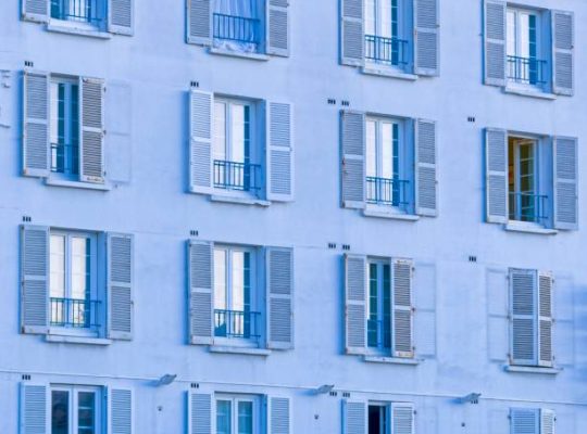 Rédiger un contrat de location pour une location meublée touristique demande rigueur et précision. Ce type de contrat