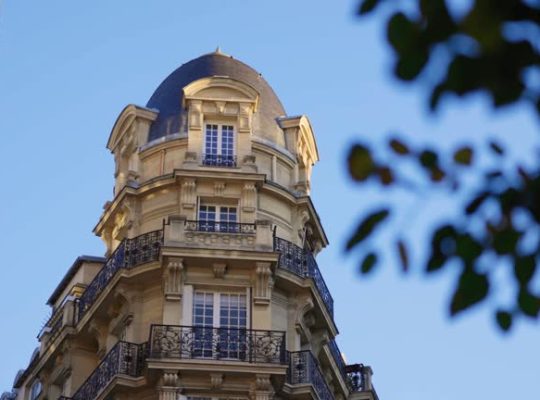 Airbnb domine le marché de la location meublée touristique. La plateforme propose une interface simple pour les hôtes comme